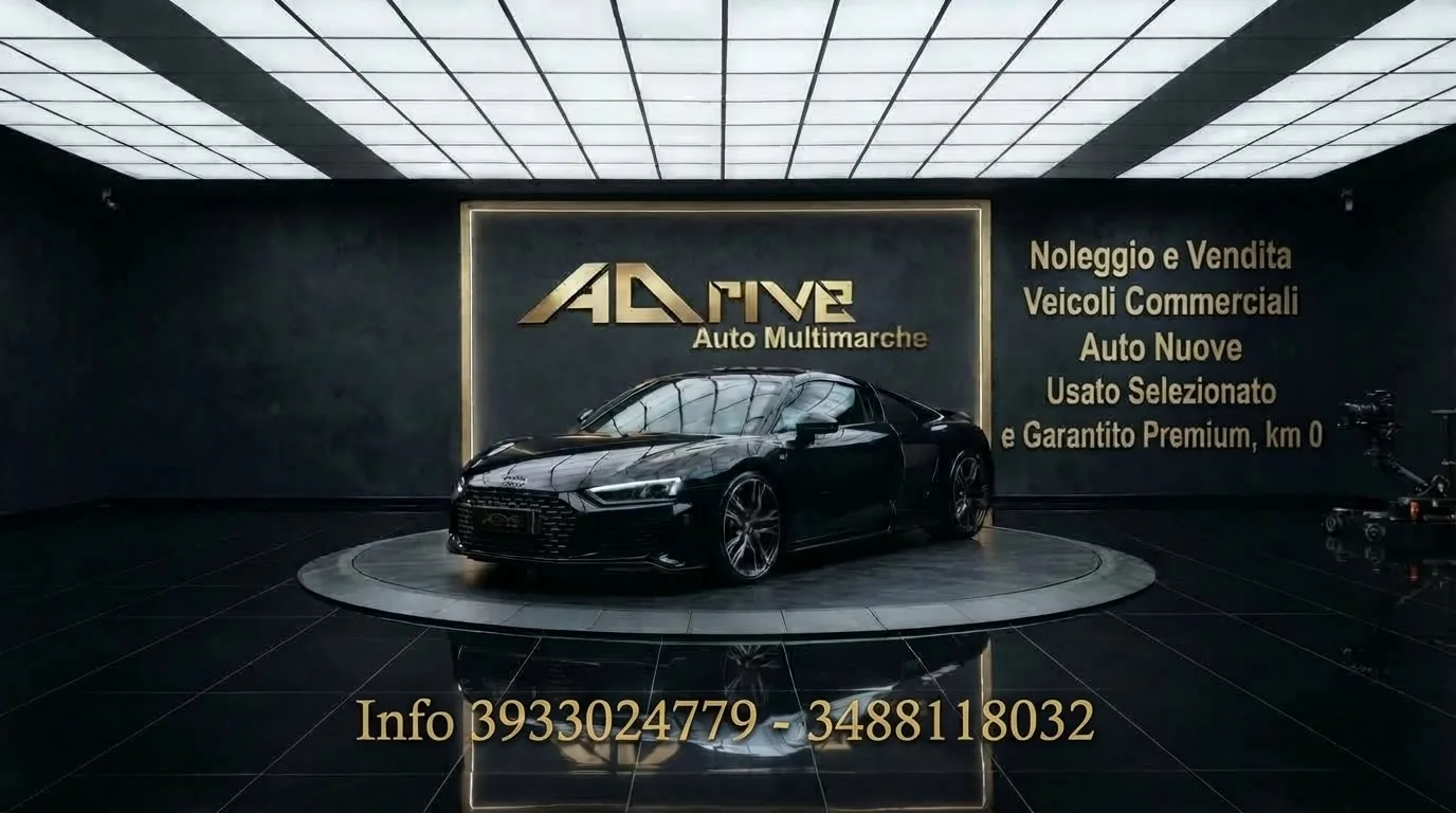 Showroom Adrive: automobile sportiva nera su pedana illuminata